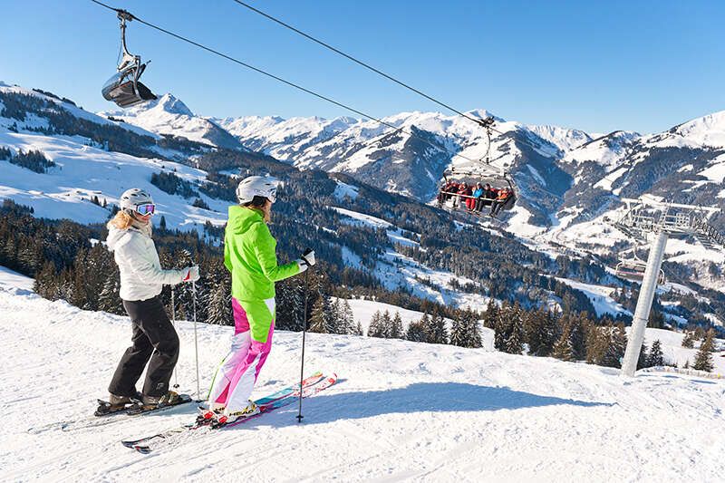 Two skiers at the Ochsalmbahn Tirol